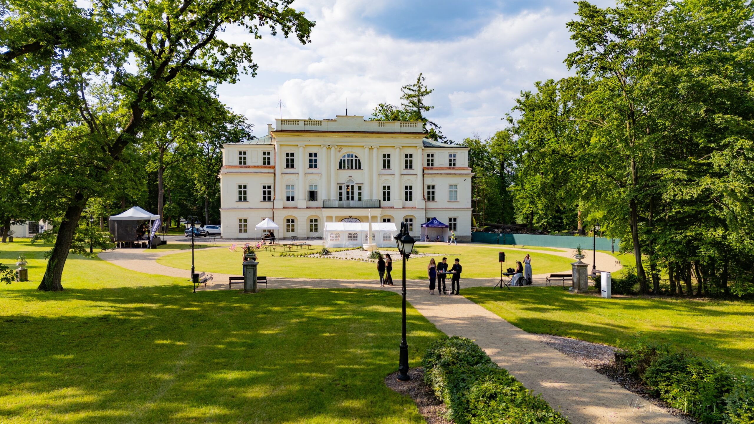 Fotografie z letní závěrečné školy PRIGO zachycující slavnostní program a účastníky