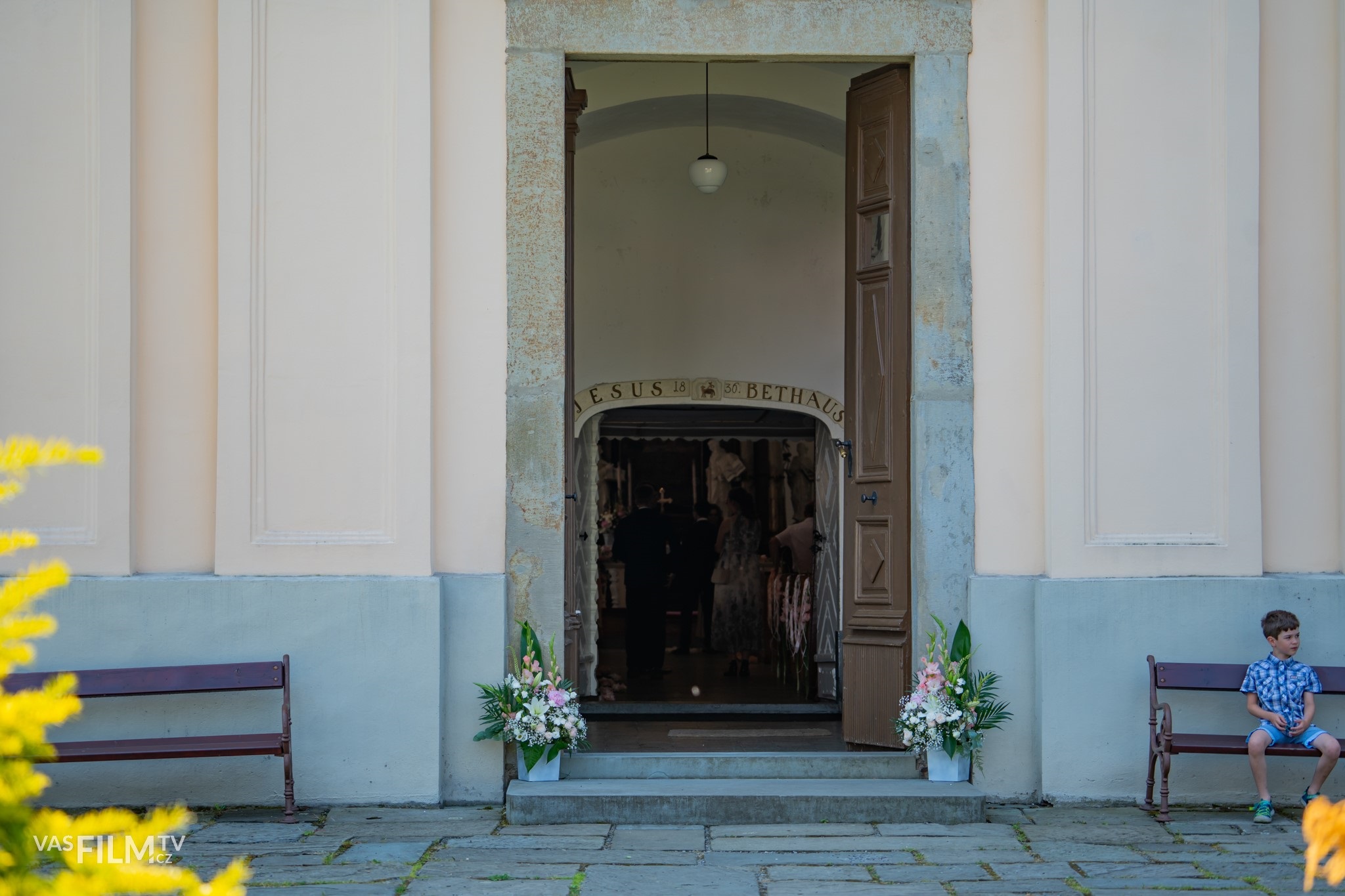 Svatební obřad v Evangelickém kostele v Komorní Lhotce – profesionální svatební fotografie