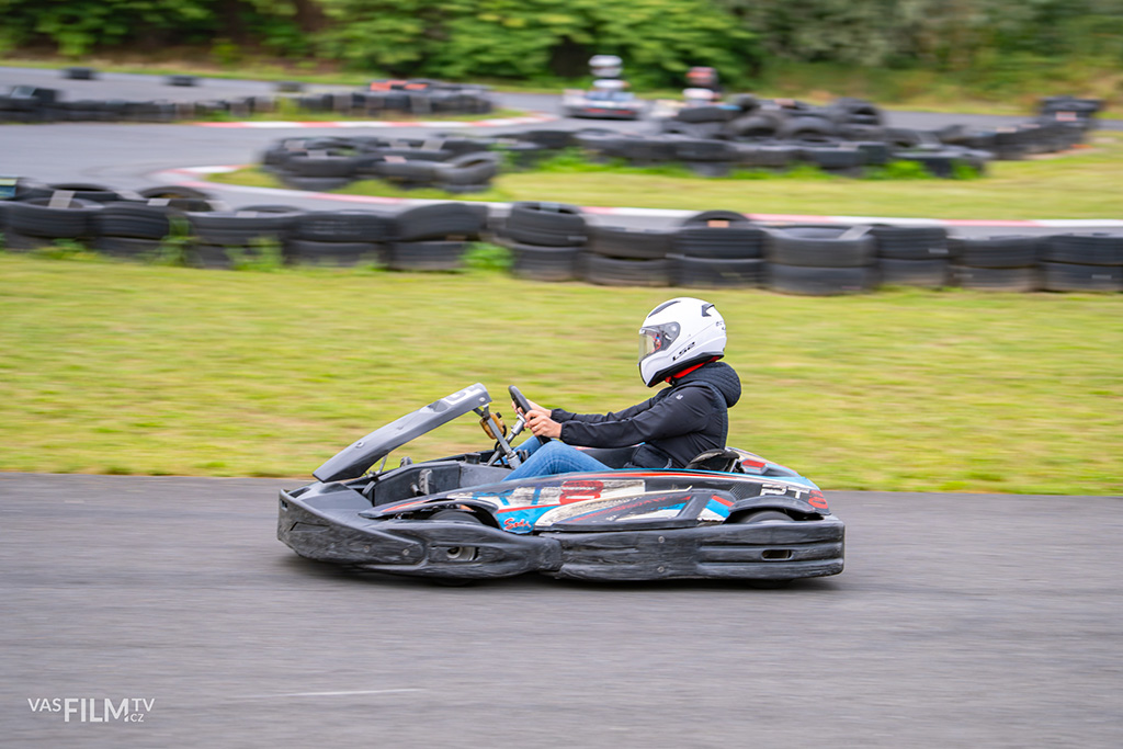 Firemní teambuilding v MOTOPARK Ostrava plný rychlosti, emocí a týmové atmosféry. Fotoreportáž zachycuje závody na motokárách i společné chvíle účastníků.