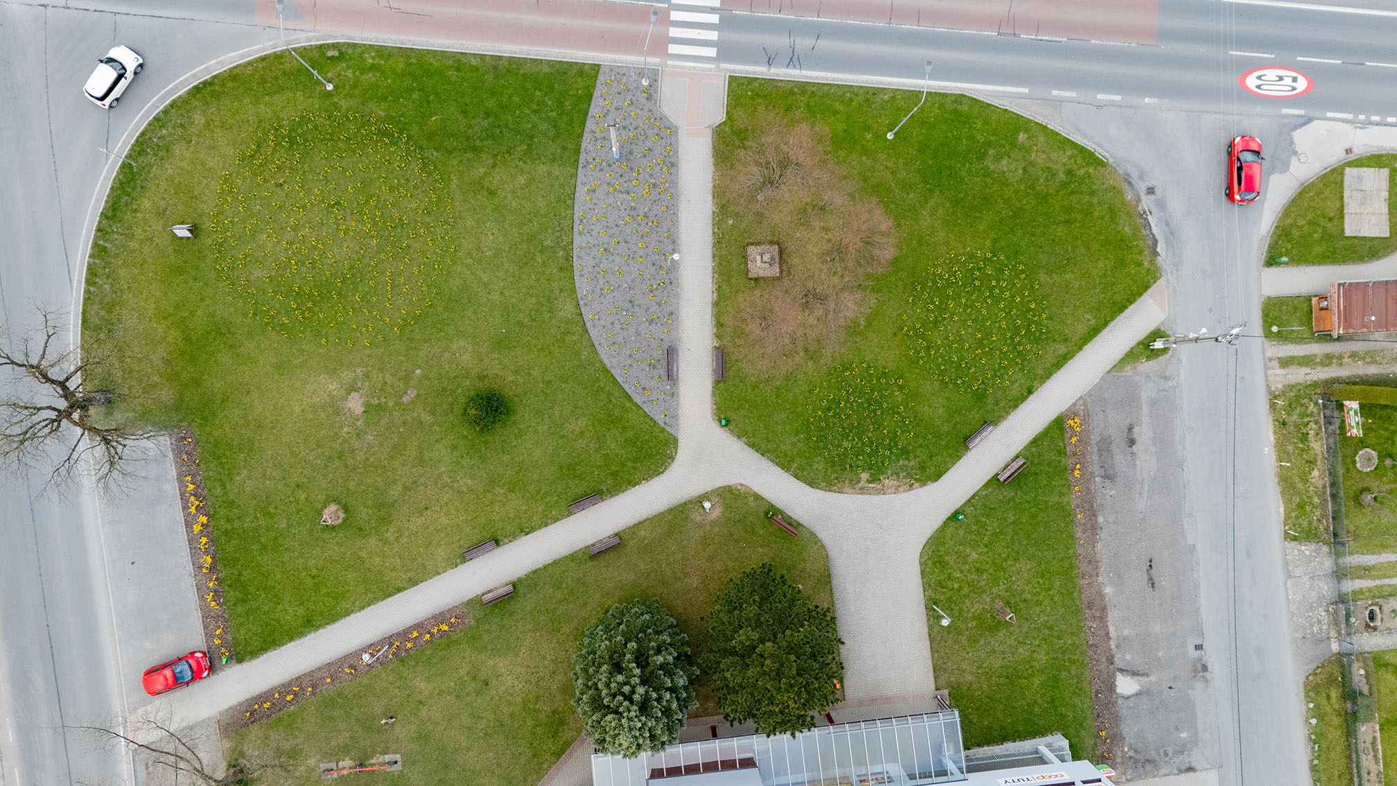 Rozkvetlé centrum obce Hnojník zachycené z dronu